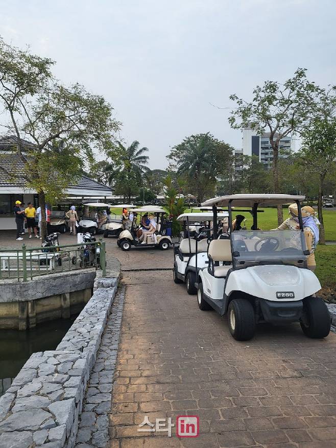 태국 방콕 인근 로열젬스 골프&스포츠 클럽 스타트 하우스 앞에 골프카트가 대기하고 있다. (사진=주영로 기자)