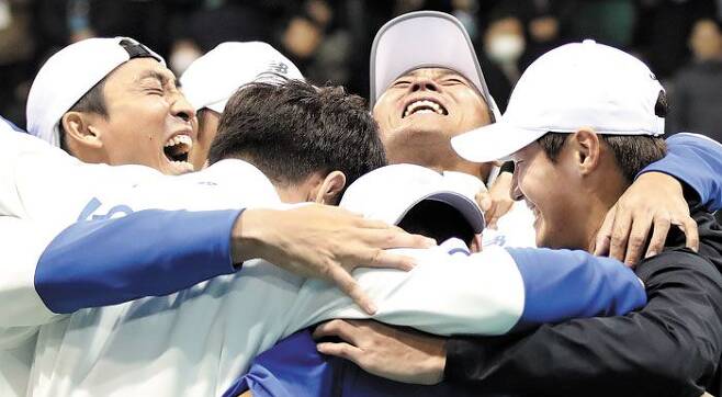 한국 테니스 대표팀이 5일 통산 다섯 번째 데이비스컵 16강 진출을 확정하고 서로 얼싸안으며 기뻐하고 있다. 2년 연속 16강 진출은 이번이 처음이다. /뉴스1