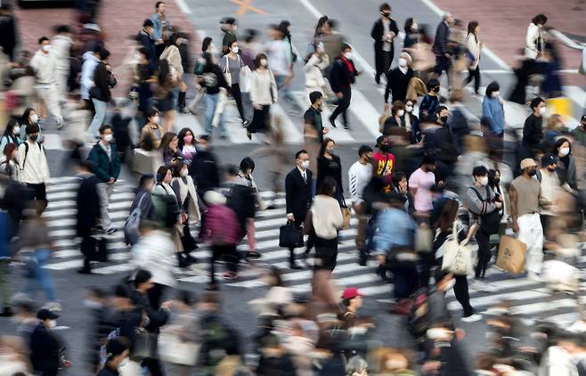 일본 도쿄 시부야를 걷고 있는 사람들. / EPA=연합뉴스