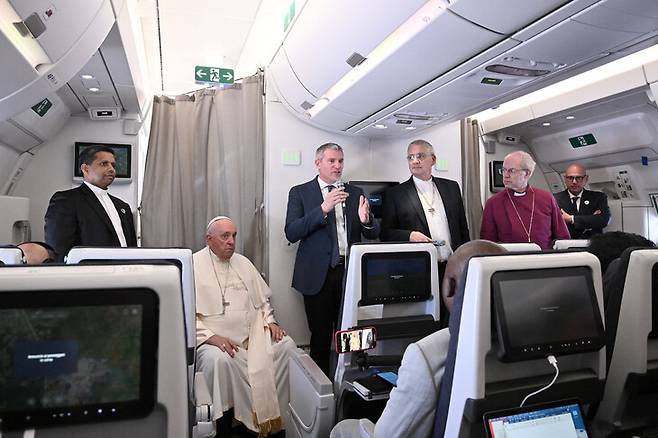 프란치스코 교황이 5일(현지시각) 아프리카 방문 뒤 이탈리아 로마로 돌아오는 항공기에서 영국·스코틀랜드 개신교 지도자들과 함께 기자회견을 하고 있다. 이 자리에서 교회 지도자들은 교회가 동성애자들을 받아들여야 한다고 강조했다. 로이터 연합뉴스