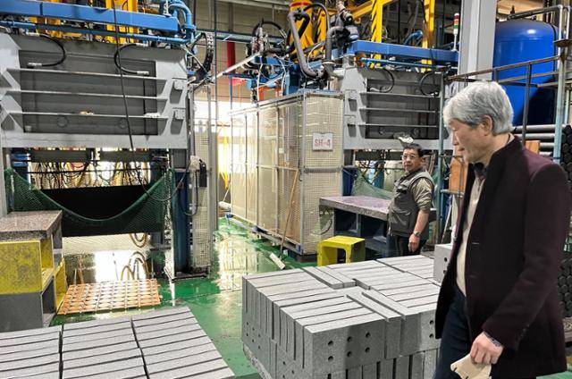 2일 충남 천안시 입장면에 위치한 지피에스코리아 공장에서 창업자 김성모씨가 제조 과정을 설명하고 있다. 최동순 기자