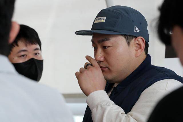 2022시즌을 마치고 피츠버그로 이적한 최지만이 1월 8일 인천국제공항에서 미국 출국에 앞서 취재진과 인터뷰를 하고 있다. 뉴스1