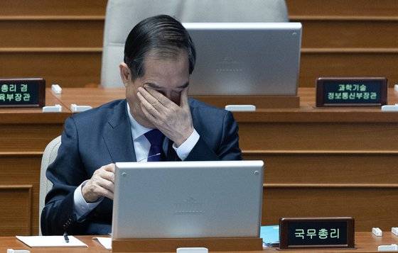 한덕수 국무총리가 6일 오후 서울 여의도 국회에서 열린 제403회 국회(임시회) 제2차 본회의 ‘정치·외교·통일·안보’ 분야 대정부 질문에서 잠시 눈가를 만지고 있다. 뉴스1