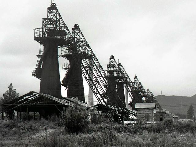 ▲포스코 이전의 남한 최초 무연탄 고로제철소인 삼화제철소. 지난 1943년 고로 8기까지 건립된 채 광복을 맞이한 후 대한민국정부·범한무역 등에 의해 운영되던 삼화제철소는 지난 1971년까지 동해시 북삼동 대동아파트 자리에서 운영되다 1973년 가동이 중단되며 지난 1992년까지 생석회 소성공장 등으로 활용되는 등 시설이 유지되다 1993년 철거되고 이 중 1기의 고로가 당시 포항제철에 넘겨졌다.