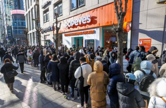 Long queues in front of Popeyes Korea's Gangnam location in southern Seoul on Dec. 16, 2022 [POPEYES KOREA]