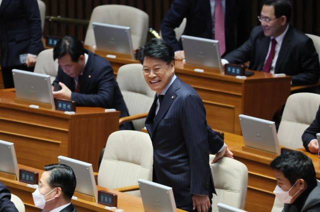 국민의힘 장제원 의원이 지난 2일 오후 국회 본회의장에서 열린 제403호 국회(임시회) 개회식에 참석하며 동료 의원들과 인사를 나누고 있다. 연합뉴스