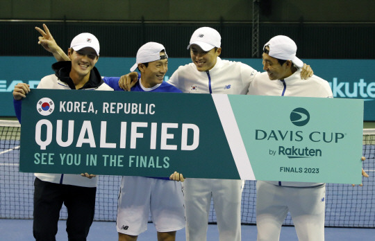 한국 테니스 대표팀이 지난 5일 서울 올림픽공원 실내테니스경기장에서 열린 2023 데이비스컵 최종본선 진출전에서 벨기에에 승리를 거두고 기념 촬영을 하고 있다.뉴시스
