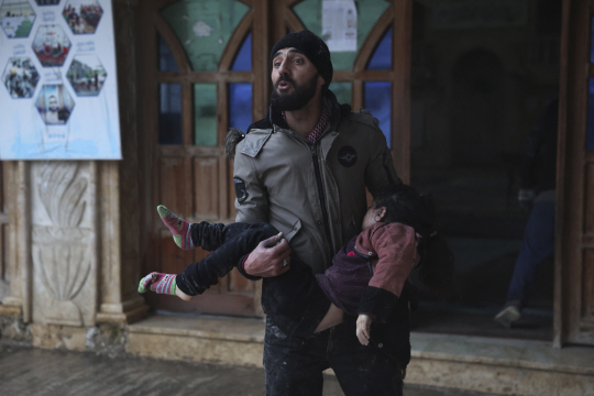 시리아 북부 이들리브주 아즈마린에서 6일 한 시리아 남성이 지진으로 숨진 어린 소녀를 안고 있다. 튀르키예(터키)에서 이날 발생한 규모 7.8 강진으로 시리아에선 지금까지 111명이 사망했다. AP 연합뉴스