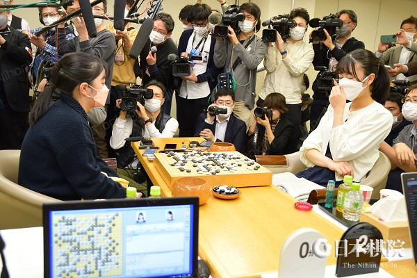 스미레(왼쪽)와 우에노의 대국에 몰린 일본 취재진의 모습./일본기원 홈페이지
