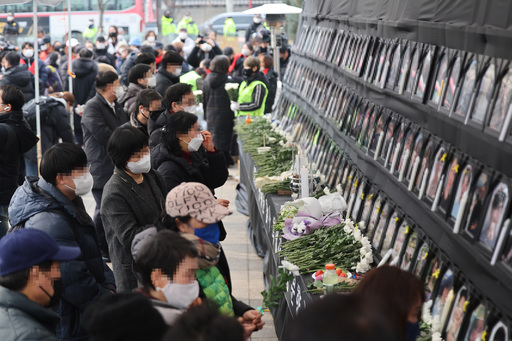 6일 서울광장에 설치된 이태원 압사 참사 희생자 분향소를 찾은 시민들이 추모를 하고 있다. 연합뉴스