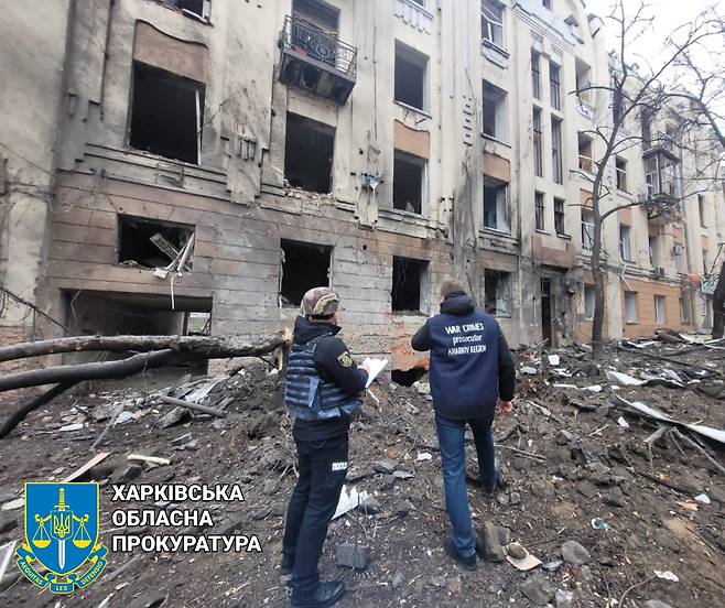 5일(현지시간) 우크라이나 동부 도네츠크 지역에서 우크라이나 공무원 2명이 러시아군 포격에 피해를 입은 주거 지역을 조사하고 있다. / 사진=도네츠크 검찰청