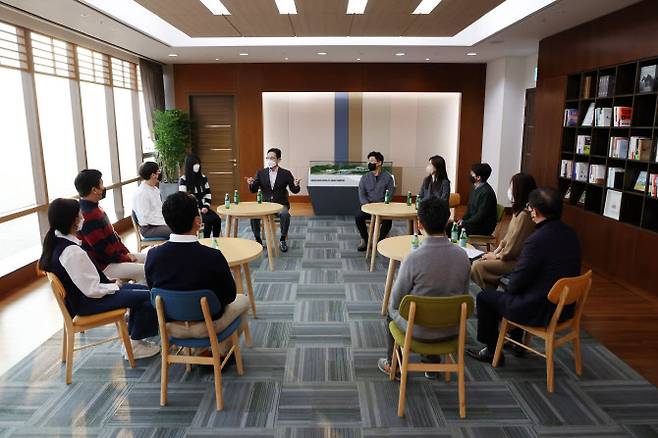 이재용 삼성전자 회장이 7일 삼성디스플레이 아산캠퍼스에서 직원들과 만나 대화를 나누고 있다. (사진=삼성전자)