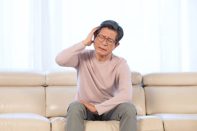 노인에게서 전에 없던 두통이 나타났다면 이차성 두통일 가능성이 크다. [사진=게티이미지뱅크]