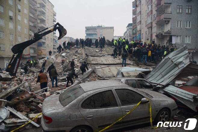 6일(현지시간) 튀르키예 남동부의 도시 디야르바키르에서 규모 7.8에 달하는 강진이 발생해 구급대원들과 시민들이 잔해 속에서 구조작업을 벌이고 있다. ⓒ AFP=뉴스1