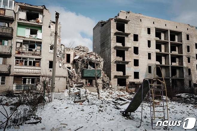 5일(현지시간) 우크라이나 동부 도네츠크주(州) 차시우 야르의 한 아파트 건물이 러시아군 폭격에 의해 무너져 내린 모습이다. 2023.2.5. ⓒ AFP=뉴스1 ⓒ News1 김성식 기자