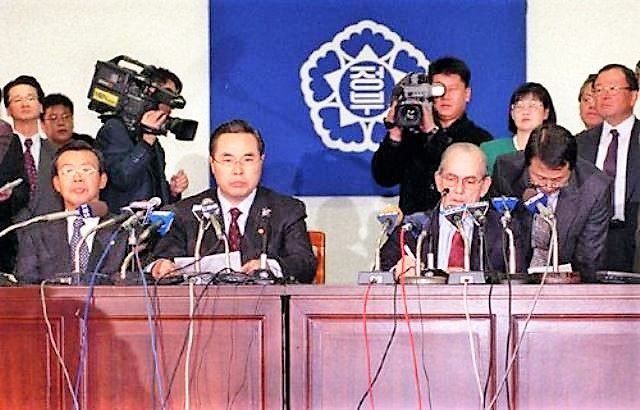 1997년12월3일 오후 서울 세종로 정부 청사에서 임창열 당시 경제부총리 겸 재경원 장관(앞줄 왼쪽)과 미셸 캉드쉬 IMF 총재(오른쪽)가  국제통화기금(IMF) 긴급자금지원 최종 협상 결과를 발표하고 있다./조선일보DB