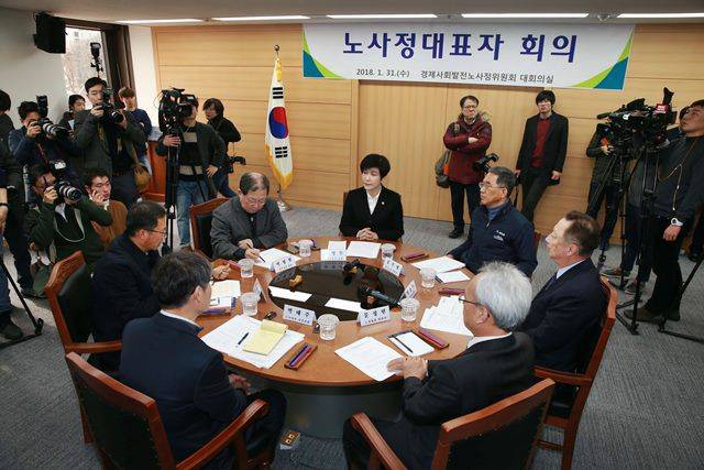 2018년 1월 31일 서울 경제사회발전 노사정위원회 대회의실에서 열린 노사정위원회 모습. 이날 회의에는 8년여 만에 민주노총 위원장이 참석했다./조선일보DB