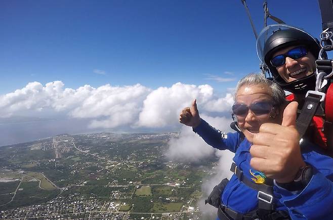 권태신 전경련 부회장이 미국 라스베이거스에서 스카이다이빙하고 있다. 번지점프 등 익스트림 스포츠 애호가인 그는 2011년부터 3차례 스카이다이빙을 했다. 권 부회장의 아버지는 대한민국 공군 최초의 제트기 조종사로 제4대 공군작전사령관을 지낸 권성근(權成根, 1926~2019년) 장군이다./권태신 제공