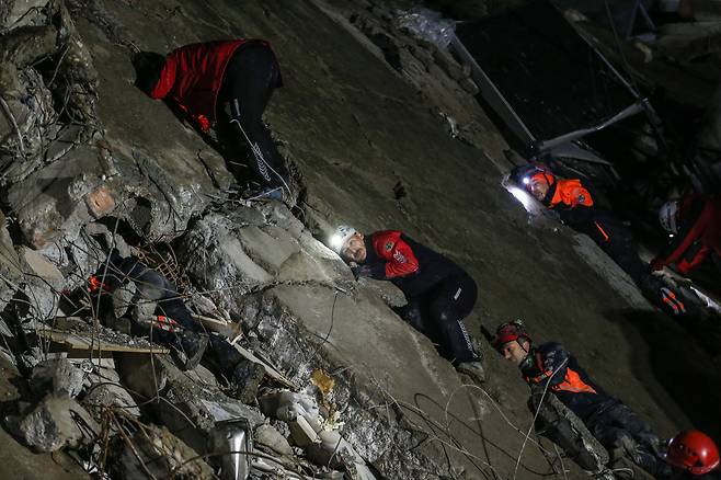 6일(현지 시각) 튀르키예 하타이 이스켄데룬에서 구조 대원들이 지진으로 붕괴된 건물 아래 갇힌 생존자를 수색하고 있다. /EPA 연합뉴스