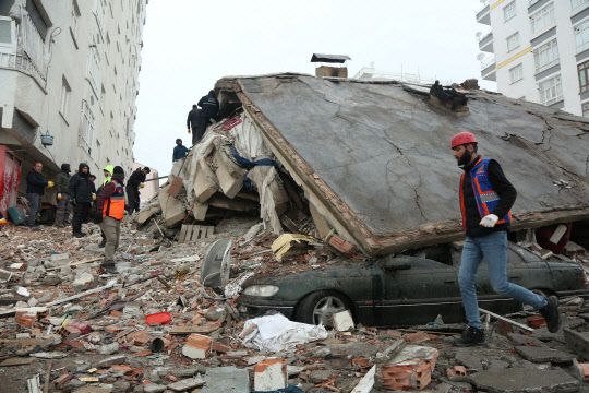 6일(현지시간) 구조대원들이 지진으로 붕괴한 튀르키예 남동부 디야르바크르의 한 건물에서 실종자를 수색하고 있다.      디야르바크르[튀르키예] 로이터=연합뉴스