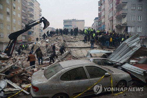 6일(현지시간) 지진으로 무너진 튀르키예 남동부 디야르바크르의 한 건물에서 사람들이 실종자를 수색하고 있다. 



연합뉴스 제공