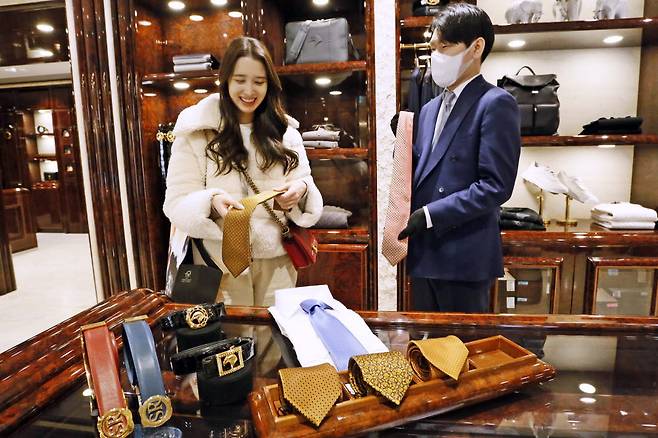 갤러리아 명품관 한 매장에서 외국인 관광객이 선물용 넥타이를 고르고 있다.