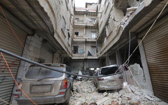시리아 북서부에서 지진으로 건물이 무너지며 잔해에 깔린 현대 자동차 /사진=세이브더칠드런