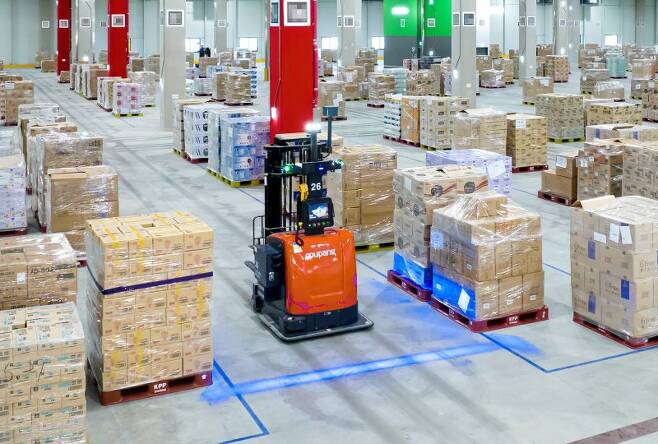 아시아 최대 규모의 쿠팡 대구 풀필먼트센터(FC)에서 분류 로봇이 물품을 운반하고 있다. 오른쪽 사진은 무인 지게차 .쿠팡 제공
