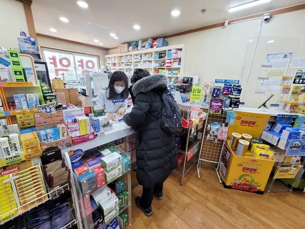 약을 사러온 손님에게 약사가 치매 검사 등을 권유하고 있다.