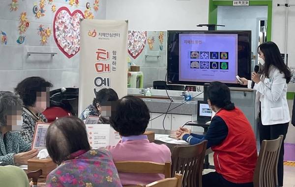 어르신들이 치매예방교육을 받고 있다.(출처=분당치매안심센터)