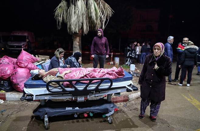 지진으로 집을 잃은 튀르키예 남동부 이스켄데룬 주민들이 6일 밤 거리에 삼삼오오 모여 있다. 이스켄데룬/EPA 연합뉴스