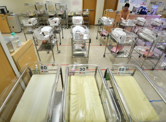 그나마 일본은 한국보다 상황이 나은 편이다. 비어있는 서울 시내 병원의 신생아실 모습. 뉴스1