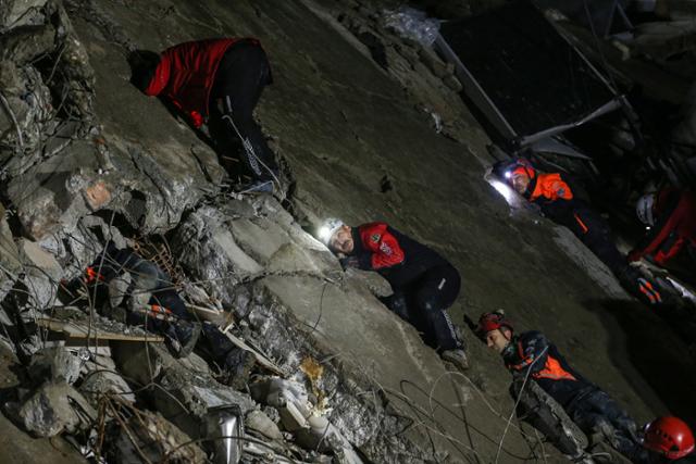 6일 강진으로 무너진 튀르키예 하타이의 건물 잔해에서 구조대원들이 실종자를 찾고 있다. 하타이=EPA 연합뉴스