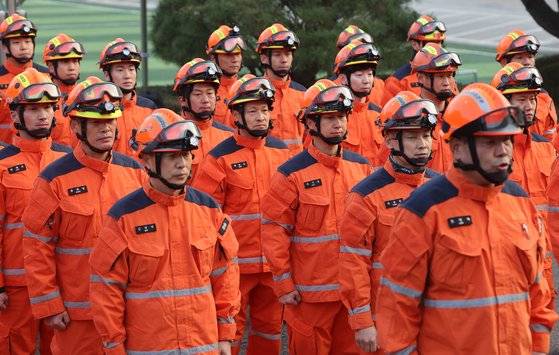 7일 오후 경기도 남양주시 중앙119구조본부 수도권119특수구조대에서 튀르키예 지진 실종자 수색 등 대응을 위한 국제구조대원들이 출발을 준비하는 모습. 연합뉴스.