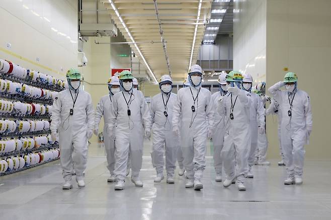 이재용 삼성전자 회장이 7일 충남 아산에 있는 삼성디스플레이 공장을 찾아 QD-OLED 생산설비를 둘러보고 있다. 삼성전자 제공