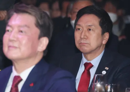 Lawmaker Kim Gi-hyeon (right), a candidate for People Power Party leader, and lawmaker Ahn Cheol-soo attend a 2023 New Year’s event for people who left their hometown of Busan, at Lotte Hotel in Jung-gu, Seoul on January 16. Yonhap News