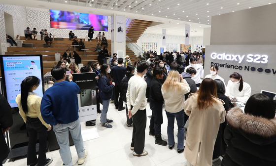Visitors browse displays of the Galaxy S23 series in a Samsung Electronics shop in Mapo District, western Seoul, on Tuesday, the first day of reservations for the new models. [SAMSUNG ELECTRONICS]