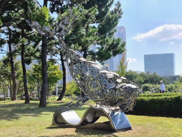 포스코건설과 작가들과 함께 폐자원으로 만들어 인천 송도 센트럴파크에 전시한 고래 조형물. 포스코건설