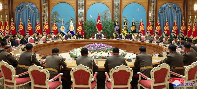 북한이 김정은 국무위원장이 참석한 가운데 6일 당중앙위원회 본부청사에서 노동당 중앙군사위원회 확대회의를 개최했다. 조선중앙통신, 연합뉴스