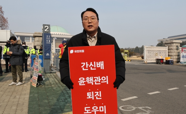 국민의힘 3·8 전당대회에 출마한 천하람 변호사가 6일 오전 서울 여의도 국회 앞에서 피켓을 들고 지지를 호소하고 있다. 연합뉴스
