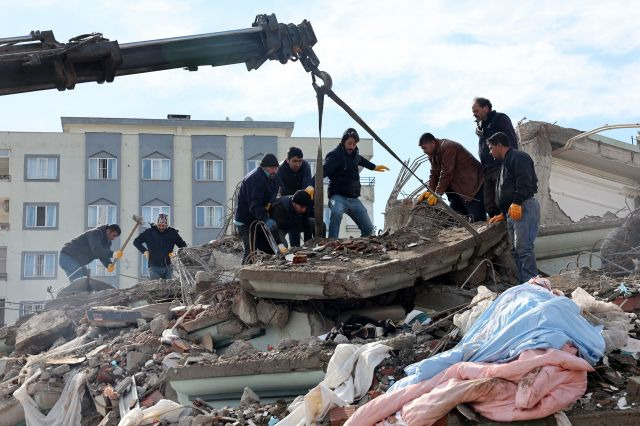 튀르키예 카흐라만마라슈 주민과 구조대들이 7일(현지시간) 지진으로 무너진 건물 잔해에서 생존자를 수색하고 있다. AFP연합뉴스