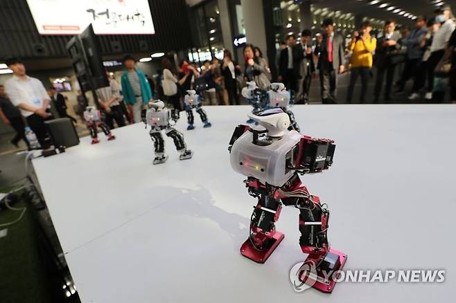 한 전시회‘에서 ’댄스로봇‘이 움직이고 있다. <사진=연합뉴스>