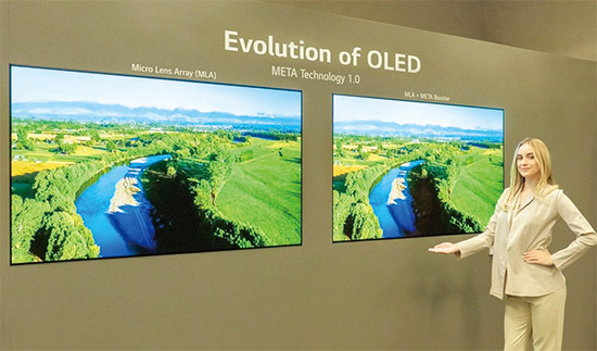 지난 1월 4일(현지 시간) 미국 라스베이거스에서 LG디스플레이 모델이 3세대 OLED TV 패널을 소개하고 있다. 
(LG디스플레이 제공)