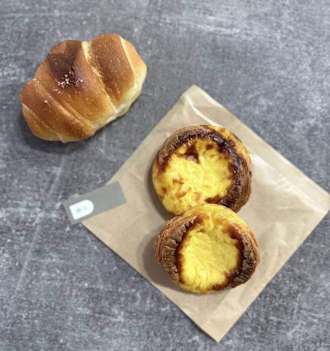 원효로 ‘베이커리 무이’의 소금빵과 에그 타르트.