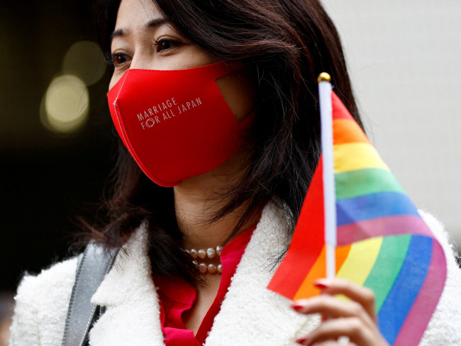 지난해 11월 30일 일본 도쿄지방재판소에서 열린 동성결혼 관련 소송에서 동성결혼에 대한 법 제도가 존재하지 않는 것은 ‘위헌’이라는 판결이 나자 원고 측 변호사가 재판소 밖에서 무지개 깃발을 들고 있다.  로이터 연합뉴스