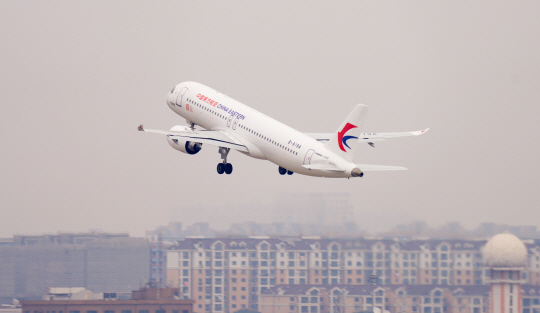 지난해 12월 26일 중국 상하이 홍차오 공항에서 첫 C919 여객기인 B-919A가 이륙하고 있다. 신화 뉴시스