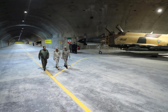 7일(현지시간) 이란 군 당국이 배포한 사진에서 압돌라힘 무사비(오른쪽) 이란 육군 사령관과 모함마드 바게리(가운데) 이란군 참모총장이 이란 모처에 구축돼 ‘이글 44’로 명명된 지하 공군기지를 방문하고 있다. EPA·연합뉴스