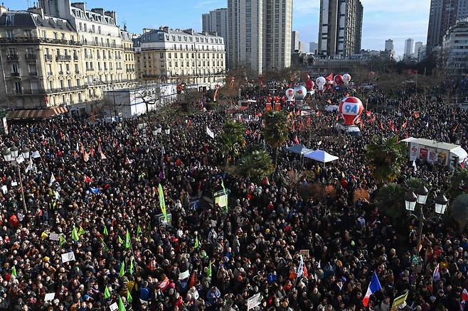 지난달 31일(현지시간) 연금개혁 반대 2차 시위가 열린 프랑스 파리 이탈리 광장에 인파가 몰려있다. 프랑스 내무부는 250여개 지역에서 열린 이날 시위에 1차 시위보다 15만명 늘어난 127만명이 참여했다고 밝혔다. 정부의 연금개혁안은 연금수령 시작 나이를 62세에서 64세로 올리는 것을 골자로 한다. [연합]