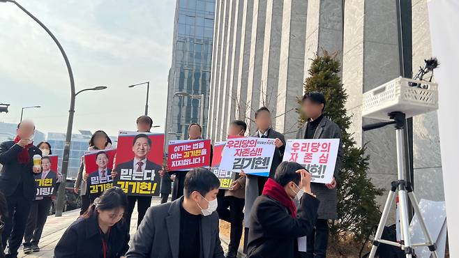 7일 국민의힘 비전발표회가 열린 서울 강서구 스튜디오 앞에서 김기현 당대표 후보 지지자들이 서있다. 신현주 기자