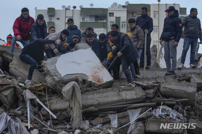 [아다나=AP/뉴시스] 6일(현지시간) 튀르키예 남부 아다나에서 주민들이 지진으로 파괴된 건물 잔해를 수색하고 있다. 이날 새벽에 발생한 지진과 여진으로 튀르키예와 시리아에서의 사망자 숫자는 늘어가고 있다. 2023.02.07.